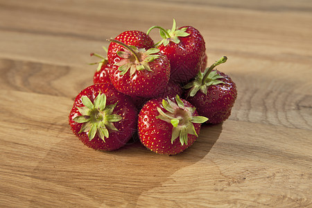 木制桌上的新鲜草莓营养甜点乡村水果浆果木板饮食食物桌子木头图片