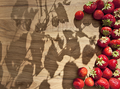 木制桌上的新鲜草莓桌子浆果花园果味营养树叶叶子食物饮食乡村图片