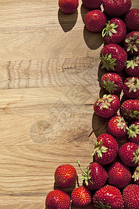 木制桌上的新鲜草莓营养花园木头叶子浆果果味乡村饮食食物水果图片