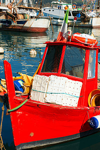 在意大利利古里亚港的渔船船码头运输木头橙子汽艇工作绳索海洋渔网钓鱼图片