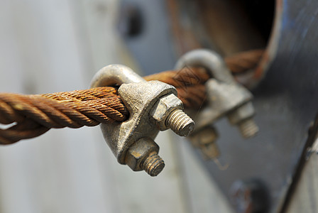 Rusty钢铁电缆绳索和储物柜图片