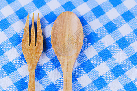 木勺 桌布 叉子在桌边背景烹饪桌子工具粮食生活木头木材乐器雕刻古董图片
