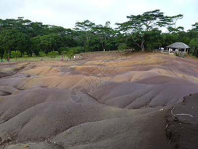 Chamarel 七色七色地球旅行粉色热带橙子红色黄色侵蚀火山沙漠岩石图片