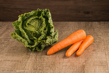胡萝卜和绿豆季节食物乡村收成蔬菜生产营养饮食小吃木头图片
