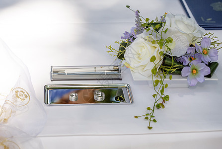 结婚戒指和花朵装饰图片