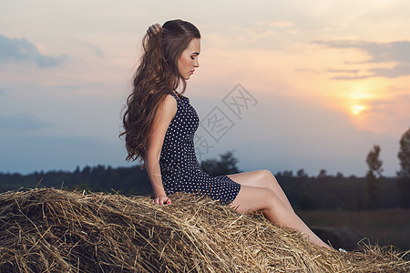 田地上美丽的女孩喜悦农业季节头发村庄干草发型天空农场冒充图片