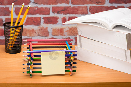 配有学校用品和彩色铅笔的书桌团体课堂图书老师学习教育学生补给品物料学期图片