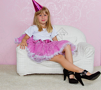 节假日派对上漂亮女孩纸屑裙子假期周年高跟鞋帽子紫色公主手势工作室图片