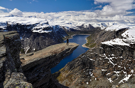 挪威 Trolltunga山探险者男性高山男人冒险山脉岩石冒险家高度背包远足者图片