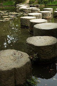 在海山圣殿附近的一个小石洞中 的Zen石路图片