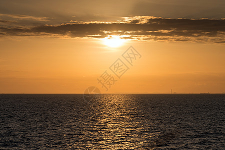 日落天空海浪海岸线太阳假期海景橙子旅行帆船场景图片