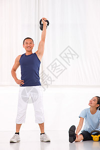 亚洲女人看男人做水壶铃声交叉运动图片
