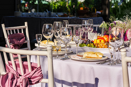 奖牌表格餐厅桌布服务美食水果风格桌子玻璃用具装饰图片