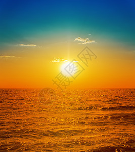 海面上橙色日落海浪海景晴天蓝色海岸支撑阳光天气地平线反射图片