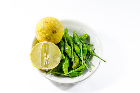 白色背景的绿色辣椒和黄青灰色拉蒙食物烹饪市场黄色胡椒季节蔬菜饮食花园营养背景
