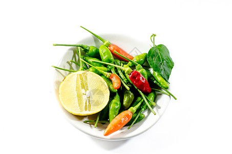 白色背景的绿色辣椒和黄青灰色拉蒙胡椒营养蔬菜植物黄色季节市场花园饮食烹饪背景