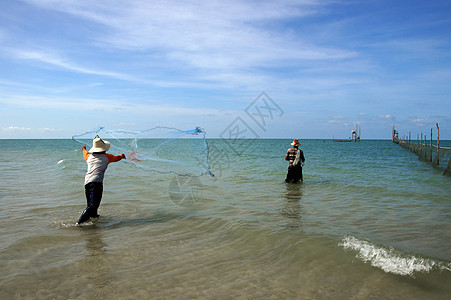 渔夫们正在铸造泰国的海滩阴影钓鱼日光太阳时间日落滨湖天际运动渔夫图片