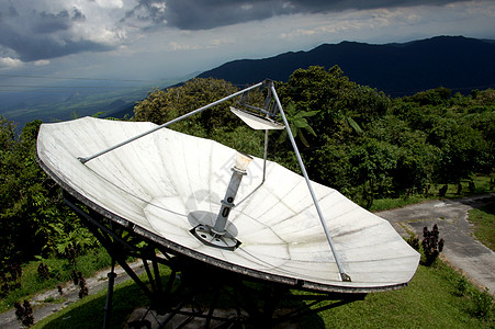 山区的无线电望远镜图片
