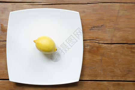 白盘上的柠檬背景图片