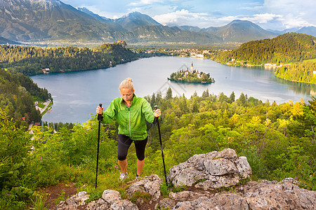 追踪斯洛文尼亚Julian Alps山的环冰湖游客娱乐运动树木远足者文化山脉女士风景地标图片