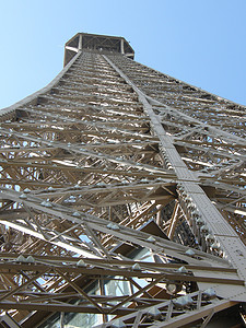 巴黎埃菲尔铁塔摩天大楼飞机天空历史性假期蓝色旅游金属旅行场景图片