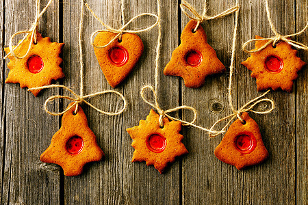 圣诞节自制的姜饼饼干饼干棕色传统假期桌子食物雪花蛋糕手工木头图片