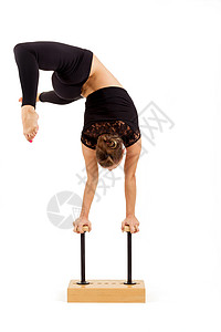 年轻职业体操女青年舞蹈家杂技女士姿势成人女性裙子平衡身体运动图片