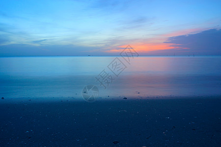 日出在海中海岸线天空阳光海洋戏剧性海浪海岸反射地平线晴天图片