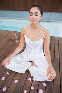 白色的白褐色碧白 坐着莲花装饰 四周都是花瓣瑜伽沉思地面微笑混血闲暇冥想温泉运动女士图片