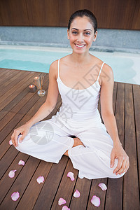白色的白褐色碧白 坐着莲花装饰 四周都是花瓣假期女士地面运动禅意运动服生活方式活力瑜伽冥想图片