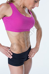 穿粉红运动胸罩的女健体运动员竞技肌肉护理女性倾斜女士运动服粉色黑色短裤图片