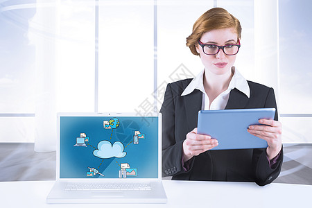 红头女商务人士使用平板电脑的复合图像键盘人士眼镜电脑显示器柱子绘画职业蓝色商业窗户图片