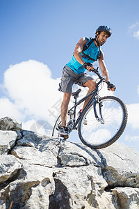 适合在岩石地形上骑自行车的人男人阳光头盔男性冒险下坡踪迹边缘娱乐晴天图片