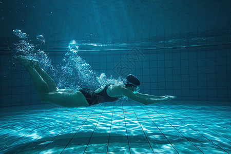 独自参加运动游泳运动员培训身体竞技中心休闲气泡泳装游泳衣健身房生活方式水池背景图片