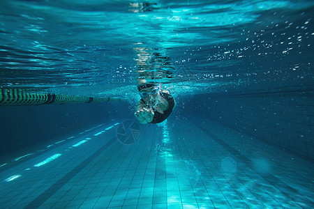 独自参加运动游泳运动员培训竞技身体活动中心生活方式健身房水池游泳者游泳镜游泳衣图片