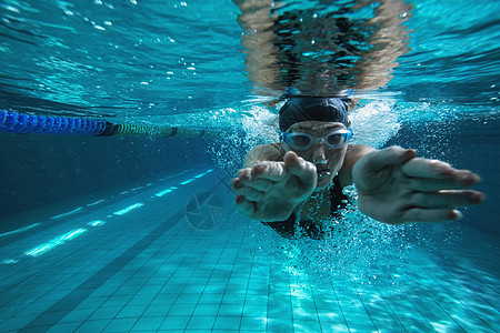 独自参加运动游泳运动员培训游泳衣活动中心健身房水池泳装闲暇气泡女士竞技图片