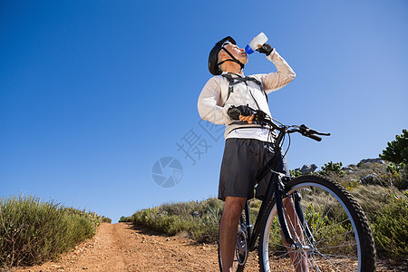 乡村地形上适合健康的自行车饮用水;图片