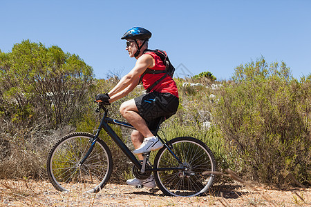 在山上骑自行车的合适人冒险风景农村骑术活动荒野微笑男性踪迹山地图片