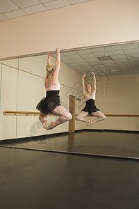 美丽的芭蕾舞者在镜子前跳舞工作室优美粉色演员黑色女人味女性戏服图图芭蕾舞图片