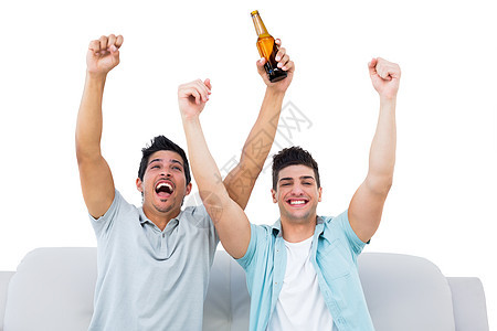 足球迷欢乐与啤酒一起欢呼观众支持者服装活力微笑成就快乐沙发扇子酒精图片