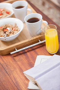 咖啡桌上的餐盘早餐图片