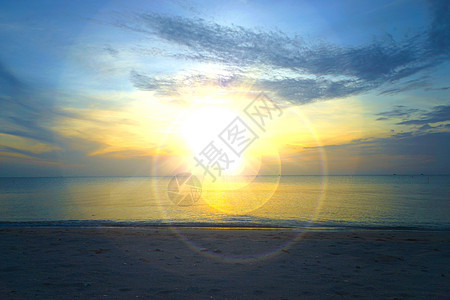 日出在海中天空阳光戏剧性海岸线日落魔法反射海洋海浪海岸图片
