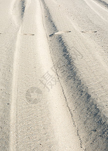 沙砂轨道支撑海洋脚印假期软糖曲目旅游贝壳乐趣海滩图片