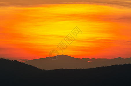 日落后美丽的天空橙子阳光红色活力高角度风景黄色背景山脉图片