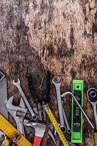 表格上的工具装修地面成套工业螺丝刀桌子钥匙维修乡村扳手图片