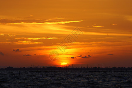 日落和天空在湖边的黄昏 泰国农村太阳天气光束气候阳光国家天堂橙子顶峰图片