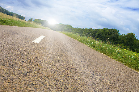 高速地貌的公路汽车太阳地平线赛车车辆国家曲线蓝色沥青运动图片