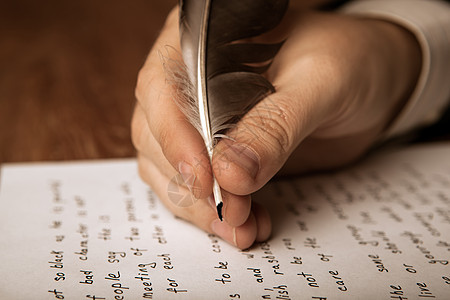 写作家在纸面作品上写笔墨水宏观论文制作者短文故事挫折诗歌床单商业图片