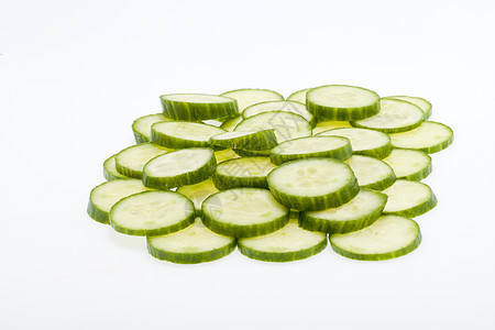 白色背景上孤立的新鲜切片黄瓜营养果皮身体活动女性水果食物福利皮肤蔬菜图片