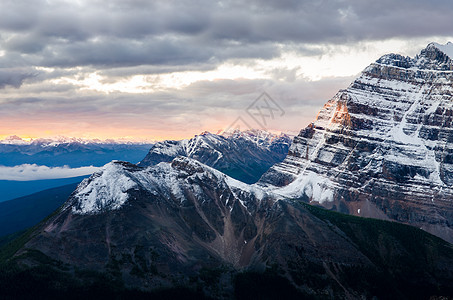 加拿大多彩日出时的山脉分布图片